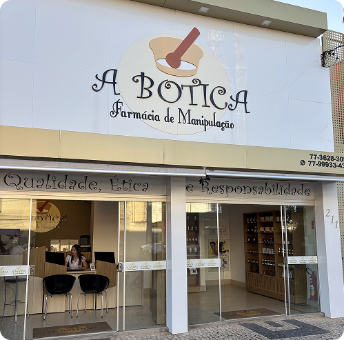 Farmacêutica manipulando fórmula na A Botica